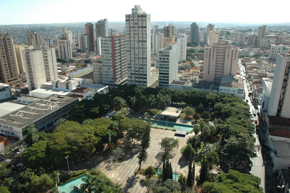 Certamente existem muitas opções de hospedagens de baixo custo na cidade de Londrina no Paraná, sendo que entre eles está o Vilaalba, sendo que a Localização Villalba Uberlândia é uma das mais privilegiadas atualmente. Desta maneira, aqui iremos falar um pouco mais sobre as opções disponíveis para aqueles que precisam ir até essa cidade em questão, sendo assim, abaixo as opções mais buscadas pelas pessoas que desejam passar alguns dias em Uberlândia. Melhor opção de hotel de baixo custo em Londrina/PR Ente os principais hotéis de baixo custo presentes em Uberlândia Minas Gerais, está o seguinte hotel: Villalba Uberlândia A Localização Villalba Uberlândia é perfeita para aqueles que desejam passar um tempo em Uberlândia, isso porque o mesmo fica bem ao centro da cidade e dispõe de locais de conforto aos seus clientes. Além do mais, esse hotel possui ainda Wi-Fi gratuito e estacionamento considerado privativo, a pessoa ainda poderá desfrutar por completo de um buffet de café da manhã de cortesia, sendo que o mesmo é servido diariamente na sala de refeições. Além do mais, o hotel distribui café da manhã com várias frutas da estação, pães e frios, além de bebidas geladas e quentes. Lembrando que cada quarto desse hotel possui ar condicionado, frigobar e TV a cabo, sendo que o banheiro ainda é privativo e inclui o chuveiro de água quente. Esse hotel em questão está localizado a apenas 20 metros do próprio Center Shopping, a 03 Km do centro de Uberlândia, além do mais, as pessoas que se hospedam no local tem acesso: a tela plana de televisão, vista para a cidade, vista do jardim, entre outros. A diária começa em torno de R$ 121,68, sendo que os valores podem variar de acordo com os dias escolhidos! O que levar em consideração ao fazer a busca por hotéis? Ao fazer a busca por hotéis principalmente online, caso você não conheça o serviço é importante verificar as opiniões concedidas pelos hospedes que já se hospedaram no local. Sendo assim, alguns itens são importantes na análise para que você consiga escolher um bom serviço de hospedagem: 01. Qualidade de atendimento É importante fazer uma busca por informações junto aos sites de viagens, entre os mesmos: Trip Advisor e demais sites relacionados as viagens. Além do mais, é importante verificar se os funcionários realmente são simpáticos, se estão sempre dispostos a ajudar, entre outros itens importantes. 02. Localização Se você encontrou um excelente hotel que possui boas instalações, com boas avaliações, porém o mesmo é um tanto quanto longe dos pontos turísticos, então é melhor pensar bem sobre ficar ou não no local. É importante lembrar que você está em uma cidade diferente com costumes e hábitos diferente, além do mais, os preços podem variar, sendo assim, o ideal é evitar deslocamentos muito longos justamente por motivos econômicos e até mesmo de segurança. Sendo assim, procure sempre escolher hotéis que estejam presentes no centro da cidade, principalmente se você não estiver de carro, além do mais, eles costumam ficar mais próximos dos aeroportos e até mesmo das rodoviárias. (Foto: internet)